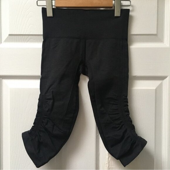 LULULEMON Heathered Deep Coal In The Flow Crop - Picture 3 of 7